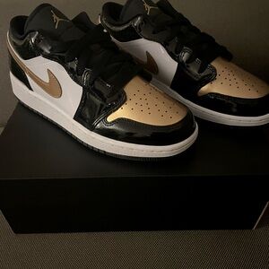 Air Jordan 1 Low SE (GS) - Size 6Y (Equivalent 7.5 women’s)